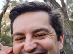 Cenas dramáticas de agentes da Força de Fronteira atacando neonazistas sul-africanos às 4h da manhã e enviando-os para um centro de detenção para deportação