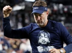 Cowboys homenageiam Marshawn Kneeland em vitória dominante sobre Raiders