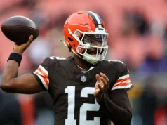 O QB Dillon Gabriel dos Browns saiu cedo contra os Ravens com uma concussão, abrindo caminho para Shedeur Sanders dar o primeiro snap.