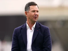 Em uma prévia do primeiro Ashes Test, Ricky Ponting declarou a seleção da Inglaterra a melhor que ele já viu em um século