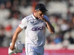 Mark Wood deixou o amistoso do Ashes com uma distensão no tendão da coxa