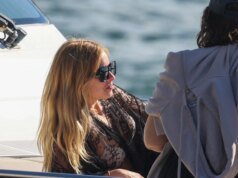 Addison Rae tomando sol de biquíni em um iate em Sydney