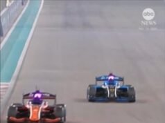 ASSISTA: Carro de corrida movido por IA queima borracha em Abu Dhabi