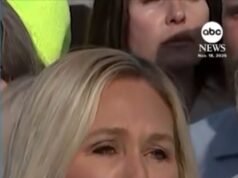 A correspondente de vídeo Marjorie Taylor Green fala em uma entrevista coletiva com sobreviventes de Epstein