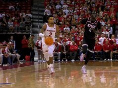 Nick Boyd, de Wisconsin, arremessa para Austin Rapp para alley-oop contra SIU Edwardsville