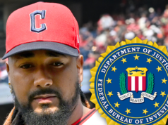 O arremessador do Guardian Emmanuel Claes é preso por agentes do FBI no aeroporto JFK