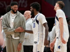 A estrela do Mavs, Anthony Davis, perderá pelo menos mais 7 a 10 dias como medida de precaução para uma distensão na panturrilha