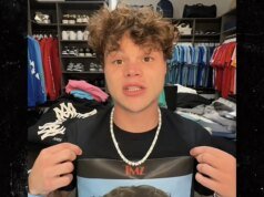 Jack Doherty se salva e usa uma camisa com foto do TMZ