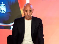 O ex-chefe do futebol espanhol Luis Rubiales foi atacado com um ovo atirado por seu tio em um evento de livro
