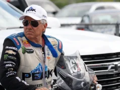 John Force, 16 vezes campeão do NHRA Funny Car, anunciou sua aposentadoria um ano depois de sofrer uma lesão cerebral traumática em um acidente violento.