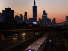 Discussão em trem de Chicago incendeia mulher, diz polícia