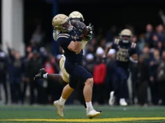 A Marinha segue seu caminho para a vitória sobre o número 24 da USF, conquistando a pista interna para a oferta automática final do College Football Playoff