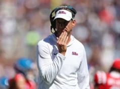 A decisão de Lane Kiffin ainda paira sobre o futebol universitário enquanto a LSU finaliza uma grande oferta para o técnico de Ole Miss