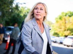 Marjorie Taylor Green entrega mensagem antes da votação na Câmara dos arquivos de Epstein