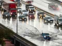 Milhões de pessoas foram orientadas a evitar dirigir em meio a alertas de enchentes