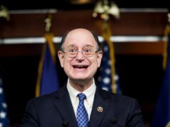 O democrata respondeu às alegações de que estava assistindo pornografia no avião