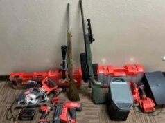 As autoridades de Menlo Park prenderam dois homens e recuperaram a arma e o equipamento roubados