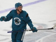 O atacante do San Jose Sharks, Jeff Skinner, está semana após semana com uma lesão
