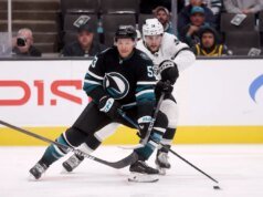 Jeff Skinner, do San Jose Sharks, se machucou no jogo contra o Calgary Flames
