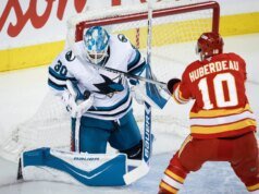 Yaroslav Askarov, do San Jose Sharks, dispara na derrota para o Calgary Flames