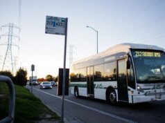 Várias pessoas foram acusadas de agredir sexualmente um ônibus da AC Transit