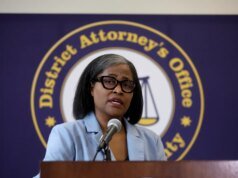 A promotoria do condado de Alameda buscará prisão ou prisão ‘obrigatória’ para todos os crimes com armas de fogo, incluindo iniciantes