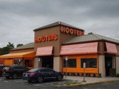 Os fundadores do Hooters prometeram ‘reHutterizar’ a rede depois de recuperar o controle total