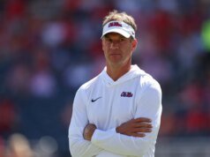 O analista Lane Kiffin joga água fria no gigante do coaching, Jackson Dart