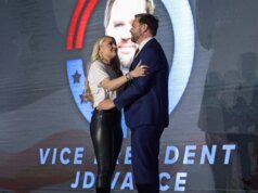 Erica Kirk está processando Whoopi Goldberg por causa da piada do abraço de JD Vance? Rumor e verdade