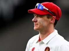 Ashes 2025-26: Ex-Carpenter Doggett estreia após arrancar um olho
