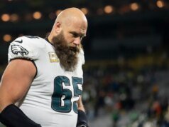 Lane Johnson, dos Eagles, deixou o jogo com uma aparente lesão na perna