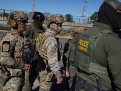 Milhares de estudantes de Charlotte faltam à escola em meio à repressão do ICE