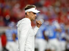 Lane Kiffin envia mensagem enigmática em meio a rumores da Flórida e da LSU