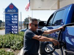 A cruzada do preço do gás de Newsom assumiu a forma de uma cruzada para manter as refinarias abertas