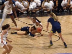 Sarah Strong, da UConn, rouba e vira para Ashlyn Shedd para uma bandeja contra Michigan