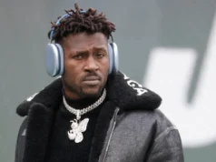 Antonio Brown se declara inocente de tentativa de homicídio, libertado sob fiança e monitoramento por GPS após extradição de Dubai