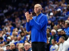 O técnico nº 9 do Kentucky, Mark Pope, dispensa o serviço do júri antes de enfrentar o nº 12, Louisville