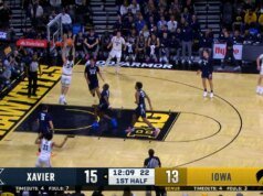 Tate Sage, de Iowa, corta no meio para um golpe de duas mãos contra Xavier