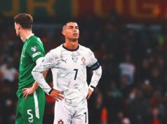 Cristiano Ronaldo expulso após dar uma cotovelada no zagueiro irlandês nas eliminatórias da Copa do Mundo