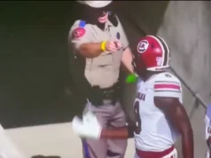 Oficial empurra e repreende jogadores da Carolina do Sul na linha lateral do Texas A&M após touchdown contra Aggies