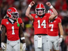 O nº 5 da Geórgia usa um chute lateral perfeito para eliminar o nº 10 do Texas na vitória por 35 a 10 sobre os Longhorns