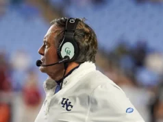 Bill Belichick, da Carolina do Norte, divulgou um comunicado dizendo que não buscará nenhuma vaga de treinador principal na NFL.