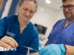 Dundee e cirurgiões dos EUA realizaram a primeira cirurgia de AVC do mundo usando robôs