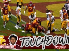 RB Brian Jackson entra na endzone para um TD de uma jarda, USC segue Iowa.