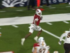 Bryson Donelson, do Fresno State, corre para um caça-tanques de 12 jardas, dando ao Wyoming uma vantagem inicial.