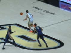 Omer Mayer, do Purdue, forçou uma reviravolta e finalizou com uma enterrada, ampliando a vantagem sobre Akron.