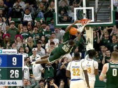 Jeremy Fiers, do estado de Michigan, arremessa para Koen Carr para o monstro alley-oop contra o estado de San Jose