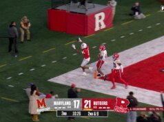 A recepção do TD de 14 jardas de Ian Strong no terceiro jogo amplia a vantagem de Rutgers sobre Maryland