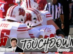 Carter Smith, de Wisconsin, encontra Lance Mason para um caça-tanques de 45 jardas, empatando o jogo contra Indiana