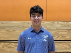 DISCUSSÃO DE PREPARAÇÃO: Jane Dowd, de San Marino, abraça seus aparelhos auditivos.